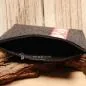 Preview: Nahaufnahme der aufgenähten Herzchen und der roten Bordüre auf der Handmade Kulturtasche.