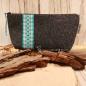 Preview: Handgenähte weidräwöl Kosmetiktasche aus dunkelgrauem Filz mit Herz-Motiv und türkis-grüner Karo-Bordüre.