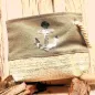 Preview: Silberne Kosmetiktasche mit Pailletten-Stickerei, grauem Baumwollstoff und robuster Segelseil-Kordel als Griff.