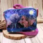 Preview: Lila-blaue Kindertasche mit Einhorn-Motiv und Thermo-Isolierung, Tragegriff und verstellbarem Schultergurt.