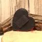 Preview: Ansicht der Rückseite des Filz-Mäppchens, Fokus auf die Schlaufe für die Befestigung an Tracht oder Gürtel.