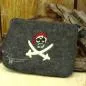 Preview: Mäppchen filz totenkopf mit 2 Säbel