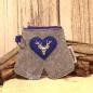 Preview: Mäppchen in Trachtenhose-Optik aus grauem Filz mit blauem Stickmotiv Preview: Mäppchen in Trachtenhose-Optik aus grauem Filz mit blauem Stickmotiv