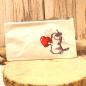 Preview: Unisex Faulenzer Etui in Weiß mit Katze und Herz-Spruch. Robustes Polyester. Preview: Unisex Faulenzer Etui in Weiß mit Katze und Herz-Spruch. Robustes Polyester.