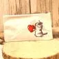 Preview: Unisex Faulenzer Etui in Weiß mit Katze und Herz-Spruch. Robustes Polyester.