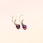 Preview: Handgefertigte Ohrringe von chic-peppig-bunt mit einer lila-blau marmorierten Perle und versilberter Klappbrisur.