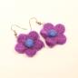 Preview: Handgefertigte Blumen-Ohrringe aus lila und blauem Filz mit versilberten Fischhaken-Aufhängungen.