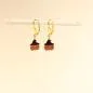 Preview: Handgefertigter Modeschmuck mit Hasenmotiv aus versilbertem Metall.