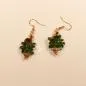 Preview: Ohrringe Weihnachten Tannenzapfen grüne Perlen vergoldet, Modeschmuck mit Fischhaken, handmade chic-peppig-bunt