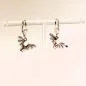 Preview: Handgefertigter Modeschmuck mit Hasenmotiv aus versilbertem Metall.