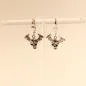 Preview: Handgefertigter Modeschmuck mit Hasenmotiv aus versilbertem Metall.
