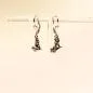 Preview: Handgefertigter Modeschmuck mit Hasenmotiv aus versilbertem Metall.