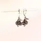 Preview: Handgefertigter Modeschmuck mit Hasenmotiv aus versilbertem Metall.