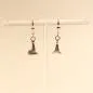 Preview: Handgefertigter Modeschmuck mit Hasenmotiv aus versilbertem Metall.