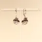 Preview: Handgefertigter Modeschmuck mit Hasenmotiv aus versilbertem Metall.