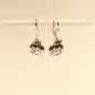 Preview: Handgefertigter Modeschmuck mit Hasenmotiv aus versilbertem Metall.