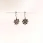 Preview: Handgefertigter Modeschmuck mit Hasenmotiv aus versilbertem Metall.