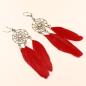 Preview: Lange versilberte Traumfänger-Ohrringe mit leuchtend roten Federn und praktischer Klappbrisur für Damen.