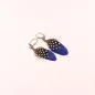 Preview: Versilberte blaue Ohrringe mit weißen Polka-Dot Punkten, echten Federn und praktischer Klappbrisur für Damen.