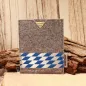 Preview: Handgenähte hellgraue Filz Passhülle der Marke Weidräwöl mit blau-weißer Bordüre im Bayern-Design für Reisepass und Impfpass.