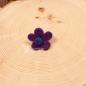 Preview: Handgefertigter lila-blauer Filzring für Kinder in Blumenform mit bunt bestickter Perlenmitte auf verstellbarer Schiene.