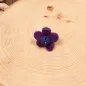 Preview: Handgefertigter lila-blauer Filzring für Kinder in Blumenform mit bunt bestickter Perlenmitte auf verstellbarer Schiene.