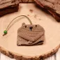 Preview: Handmade Bären Schlüsselanhänger aus Wolle mit grüner Holzperle auf einer dekorativen Holzscheibe