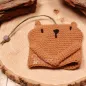 Preview: Handmade Schlüsseltasche Bär braun Rückseite mit robuster grüner Kordel für den Online-Shop