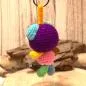 Preview: Nahaufnahme des Bären als Taschenbaumler an einem Schlüsselbund. Gesamthöhe 16 cm, Wolle, handmade.