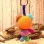 Preview: Nahaufnahme des Bären als Taschenbaumler an einem Schlüsselbund. Gesamthöhe 16 cm, Wolle, handmade.