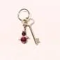Preview: Silberfarbener kleiner Vintage-Schlüssel als Schlüsselanhänger mit lila Engel-Charm und Karabiner – Handgefertigt in Deutschland von chic-peppig-bunt.