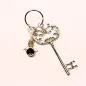 Preview: Schlüsselanhänger mit großem silberfarbenem Ornament-Schlüssel und abnehmbarem schwarzen Engel-Charm – Handgefertigter Taschenbaumler von chic-peppig-bunt.