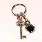 Preview: Kleiner silberfarbener Vintage-Schlüssel als Schlüsselanhänger mit abnehmbarem schwarzem Engel-Charm und Karabiner – Handmade von chic-peppig-bunt.