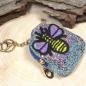 Preview: Glitzerndes Schlüsselanhänger Mäppchen in Bunt mit detailreichem Biene-Motiv, geschlossen, zur Verwendung als Mini-Utensilientasche oder Schlüsselorganizer. Preview: Glitzerndes Schlüsselanhänger Mäppchen in Bunt mit detailreichem Biene-Motiv, geschlossen, zur Verwendung als Mini-Utensilientasche oder Schlüsselorganizer.
