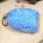 Preview: Nahaufnahme des glitzernden Stoff-Materials der kleinen schwarzen Utensilientasche und des Reißverschlusses. Preview: Nahaufnahme des glitzernden Stoff-Materials der kleinen schwarzen Utensilientasche und des Reißverschlusses.