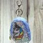 Preview: Detailaufnahme des Glitzer-Stoffes und Reißverschlusses der blauen Utensilientasche.