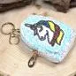 Preview: Glitzerndes Schlüsselanhänger Mäppchen (10x6x4 cm) mit Einhorn Motiv vorne, sicher verschlossen.