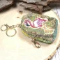 Preview: Gelbes Glitzer-Schlüsselanhänger Mäppchen mit Flamingo-Motiv, geschlossen.