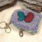 Preview: Buntes Glitzer Mäppchen Schlüsselanhänger mit Kirschen-Motiv auf der Front. Kleine Utensilientasche 10x6x4 cm mit Schlüsselring. Preview: Buntes Glitzer Mäppchen Schlüsselanhänger mit Kirschen-Motiv auf der Front. Kleine Utensilientasche 10x6x4 cm mit Schlüsselring.