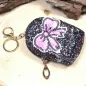 Preview: Schwarzes Glitzer Schlüsselanhänger Mäppchen mit Schleifen Motiv; Nahaufnahme Utensilientasche Stoff 10x6x4 cm und langem Schlüsselring.