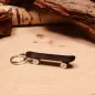 Preview: Detailaufnahme des Mini-Skateboard Taschenbaumlers in Schwarz-Silber aus der Vogelperspektive.