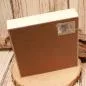 Preview: Unterseite des quadratischen Serviettenhalters aus Holz mit Barcode-Etikett von Boltze Home.