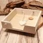 Preview: Quadratischer Serviettenhalter aus Holz in Natur und Weiß mit Herz-Gewicht auf Holzdeko.