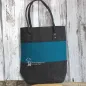 Preview: Große handgefertigte türkise Shoppertasche aus Filz mit stabilen Nieten an den Henkeln auf hellem Hintergrund.