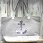Preview: Graue Shoppertasche mit silbernem Pailletten-Anker, weißem Boden mit Silberstreifen und grauen Kunstleder-Griffen vor rustikalem Holzhintergrund.