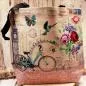Preview: Große Shoppertasche aus rosa Kunstleder mit cremefarbenen Details, langem Schulterband und hellem Innenfutter vor hellem Hintergrund.