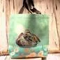 Preview: Große grüne Shoppertasche aus Kunstleder mit sichtbarem pinken Innenfutter, langem Schulterriemen und Reißverschlussfach auf hellem Hintergrund.