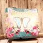 Preview: Große türkise Shoppertasche aus Kunstleder mit sichtbarem pinken Innenfutter, langem Schulterriemen und Reißverschlussfach auf hellem Hintergrund.