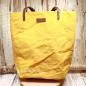 Preview: Umweltfreundliche Shoppertasche aus grauem waschbarem Papier mit edlen Ledergriffen, gefertigt in Deutschland von Maxx Factory.