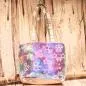 Preview: Kleine lila-blau schimmernde Kindertasche mit Sternen-Pailletten, grauen Kunstleder-Griffen und Reißverschluss auf hellem Untergrund.